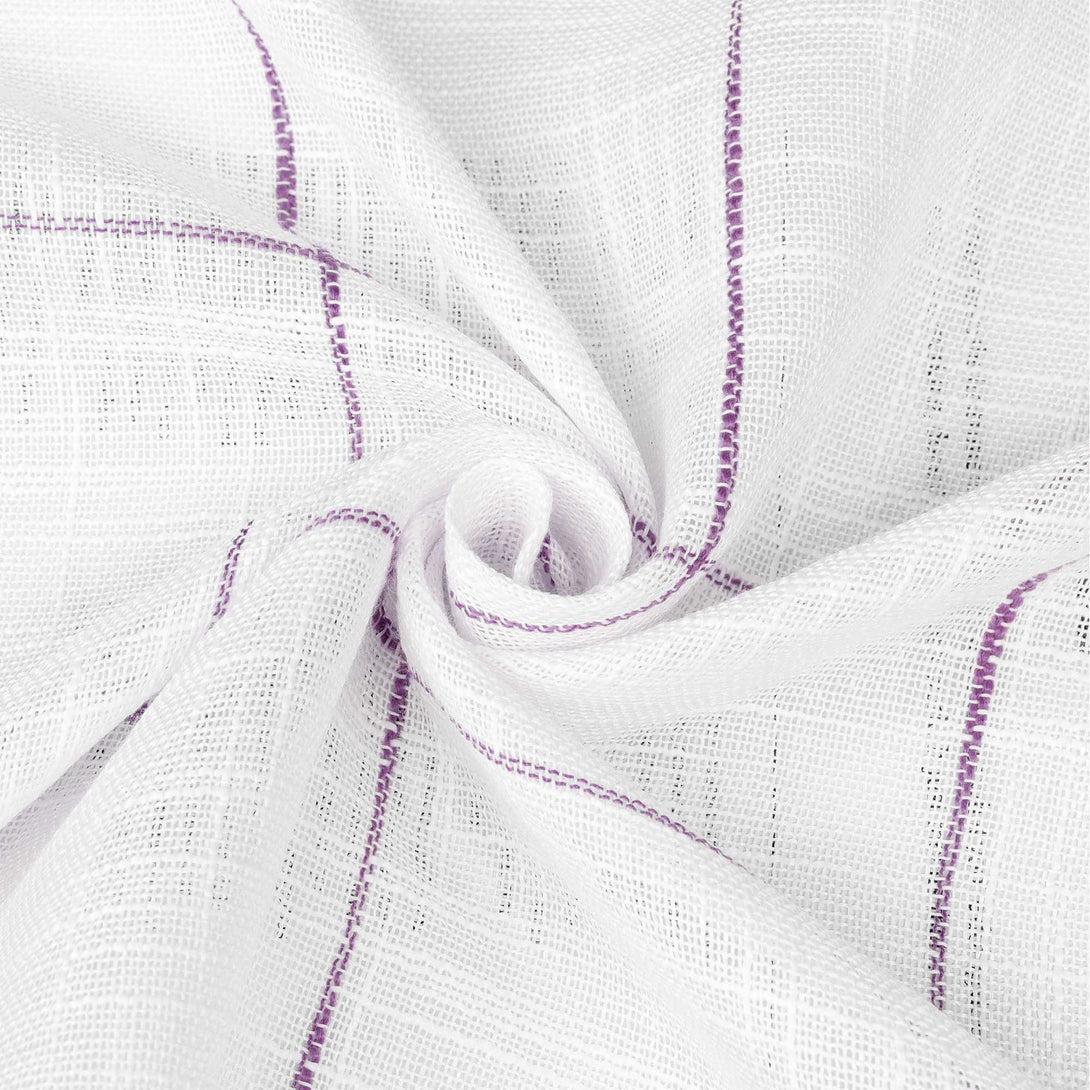 Dies ist ein Stück Stoff. Das Grundstück ist weiß und hat ein Gitternmuster mit violettem Linienmuster. Hinsichtlich der Textur handelt es sich um Leinen, der atmungsaktiv ist und angenehm und fein im Griff ist.