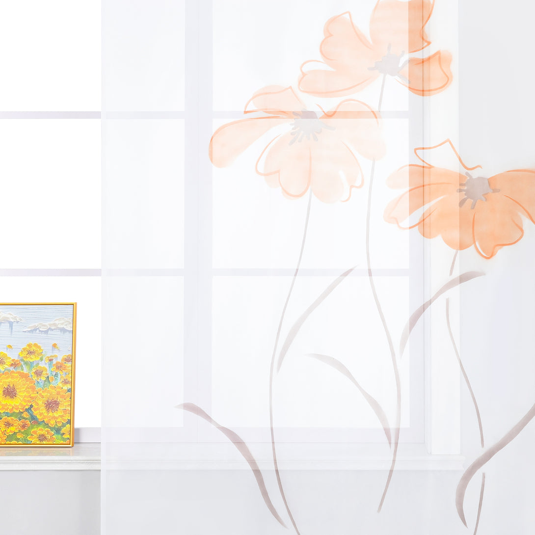 Das Bild zeigt ein Vorhang mit einem orangefarbenen Blumenmuster. Der Vorhang ist halbtransparent, und das Muster ist schlicht und elegant. Auf dem Fensterbrett steht ein Dekorationsbild mit einem leuchtend bunten Sonnenblumenmotiv. Der gesamte Stil ist frisch, hell und vermittelt eine gemütliche Atmosphäre.