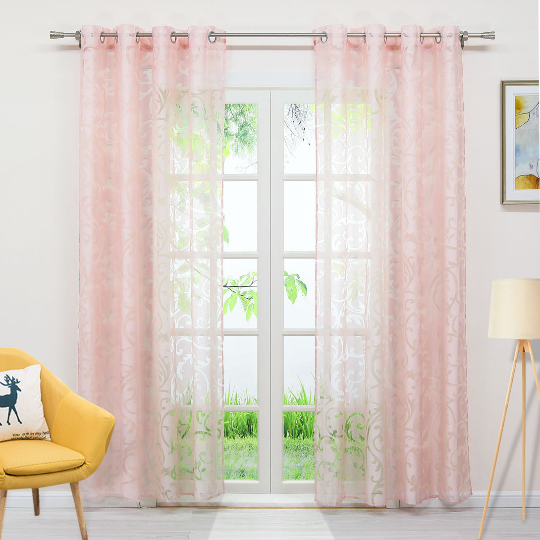 Das Bild zeigt ein Fenster, an dem ein rosa, durchsichtiger Vorhang mit Blumenmuster hängt. Durch den Vorhang ist grünes Außengelände sichtbar. Neben dem Fenster steht ein gelber Stuhl und ein Stehlampe. An der Wand hängt ein dekoratives Gemälde. Die Szene vermittelt eine warme und sanfte Innenatmosphäre.
