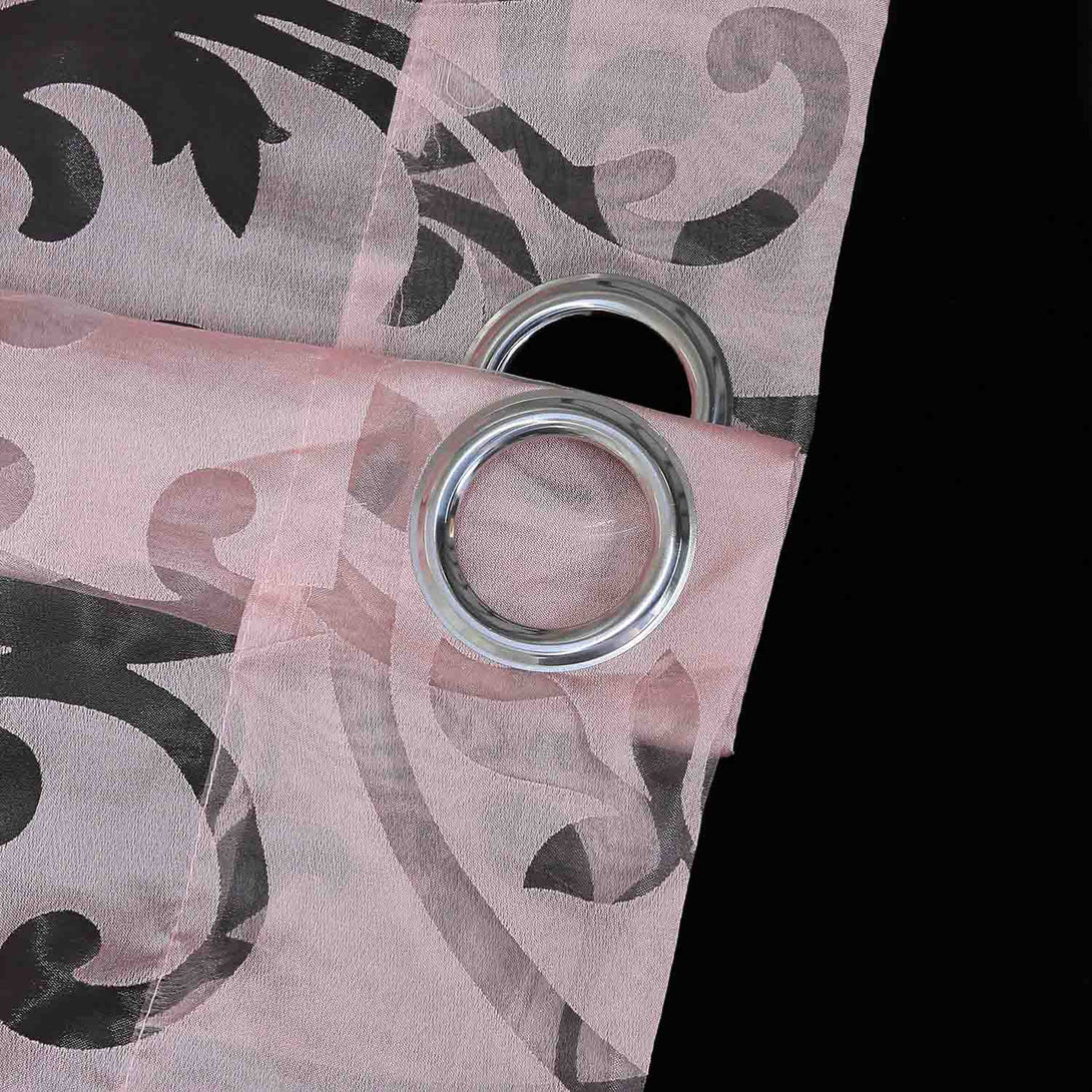 Dies ist eine Nahaufnahme des rosa, durchsichtigen Vorhangs mit Blumenmuster. Die Bilddetails zeigen die Metallrundringe, die zum Aufhängen des Vorhangs verwendet werden.