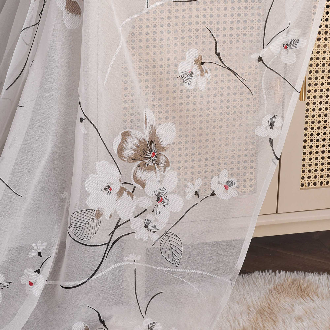 Die transparente Gardine mit Sakura-Muster hängt über einem Schrank und bedeckt die obere Hälfte des Schranks. Im Hintergrund ist der Schrank sichtbar.

