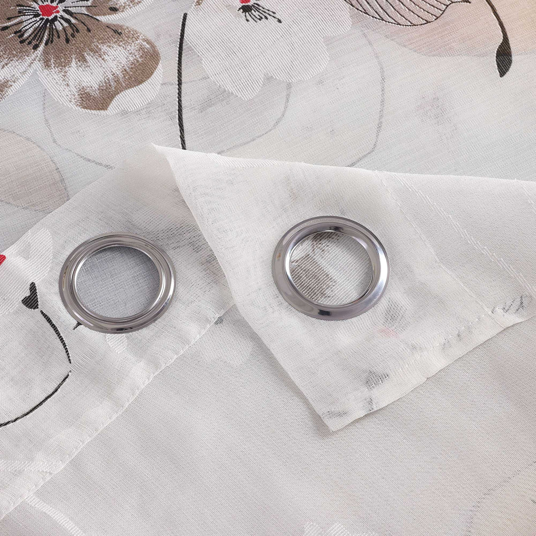 Details der Ringe: Der Vorhang wird mit Ringen aufgehängt, was die Installation erleichtert.