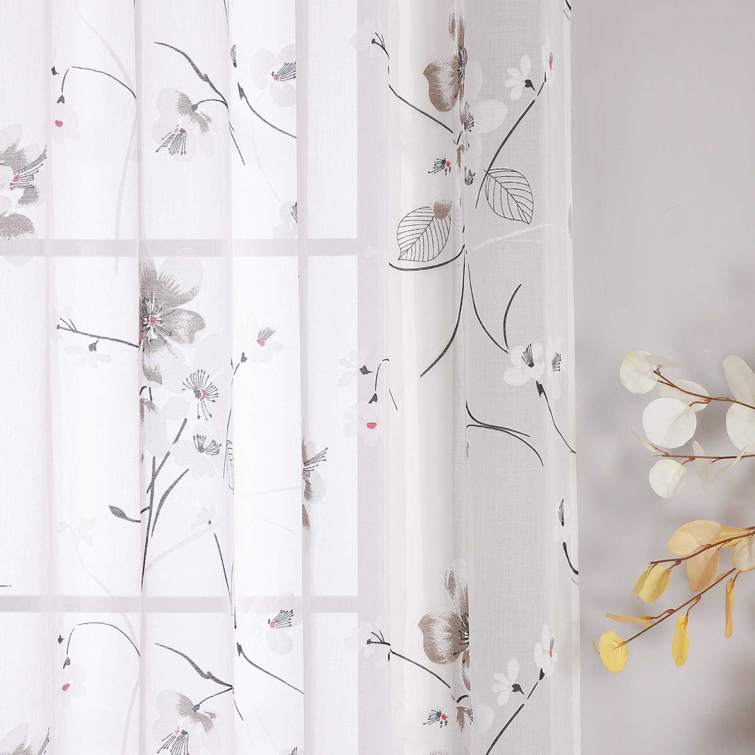 Das Bild zeigt die seitlichen Details des Vorhangs. Auf dem Vorhang sind viele Sakura-Blüten und Zweige abgebildet, während im Hintergrund das Fenster leicht erkennbar ist.