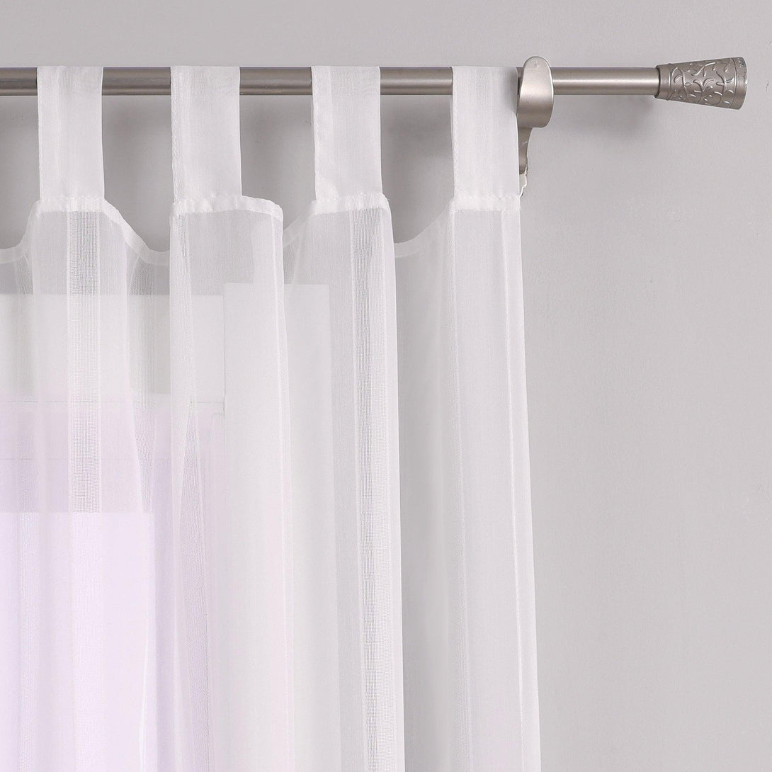 Dieser weiße Vorhang mit praktischen Schlaufen ermöglicht einen einfachen Stangendurchzug. Die Detailansicht zeigt die hochwertige Verarbeitung, die Stabilität und Eleganz kombiniert, ideal für Wohnräume wie Wohnzimmer oder Schlafzimmer.
